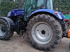 New Holland Traktor T210 mit Auto Comand