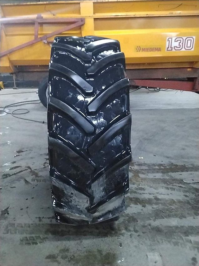 BKT 620/70R42 BKT 35/40MM ONGELIJK