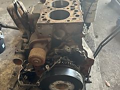 New Holland silnik Model: F4DE9687 , model type: 667TA , części blok wał głowica korbowód (Części zamienne)