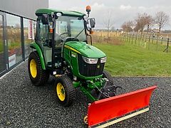 John Deere 3046R