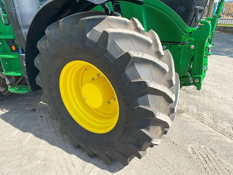 John Deere 6R215