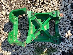 John Deere FRONT AXLE SUPPORT (used) - John Deere 7010