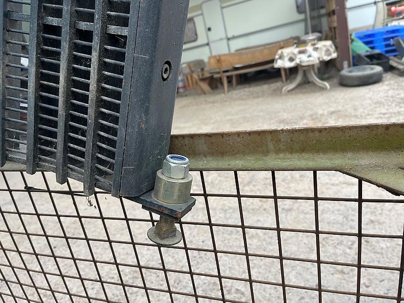 New Holland Ersatzteilpaket mit neuw. Dreschkorb, Rotorabdeckungen, Verschleißplatten, Kerzenschlüssel etc., Zugehörigkeit leider nicht bekannt, weitere Abmessungen gern auf Anfrage, Paketpreis für alle abgeb. Teile