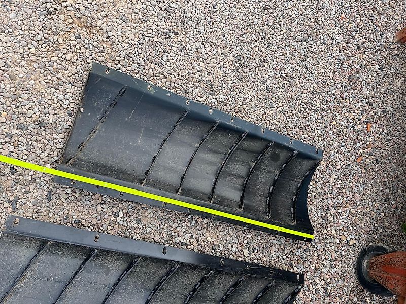 New Holland Ersatzteilpaket mit neuw. Dreschkorb, Rotorabdeckungen, Verschleißplatten, Kerzenschlüssel etc., Zugehörigkeit leider nicht bekannt, weitere Abmessungen gern auf Anfrage, Paketpreis für alle abgeb. Teile