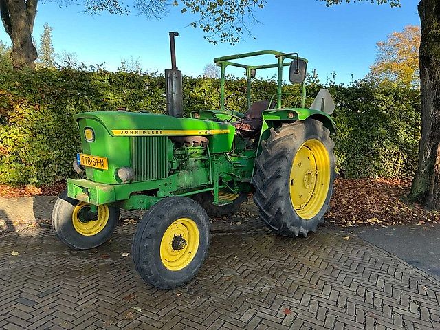 John Deere 2120