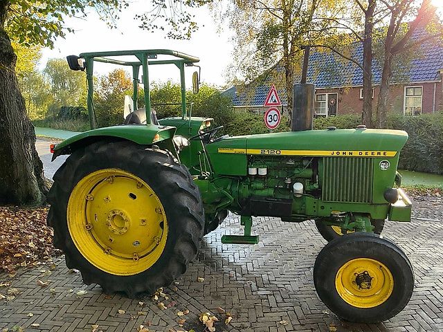 John Deere 2120