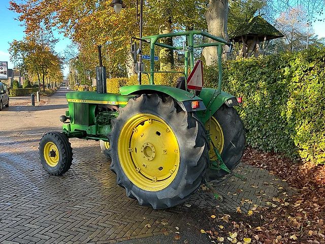 John Deere 2120