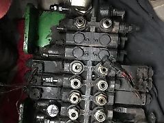 John Deere 3415 - Rozdzielacz (Części zamienne)