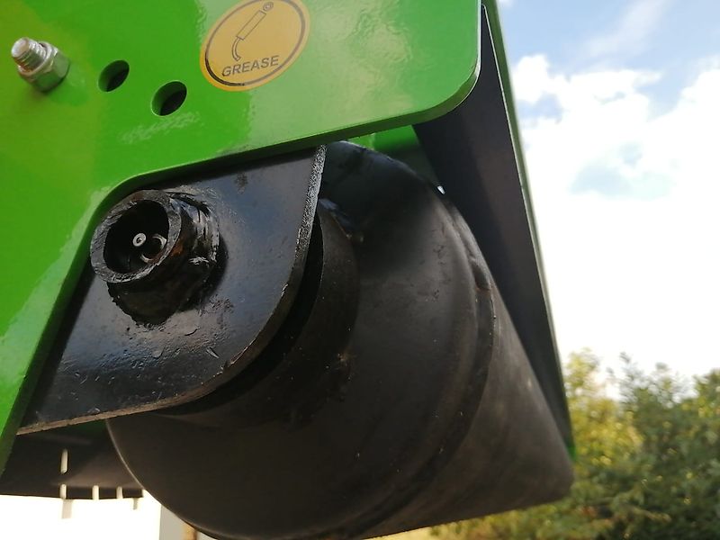 Maschio Kein Celli Tehnos Müthing Draggone Berti Maschio 200cm Seitenmulcher 90 GRad nach oben 55Grad in Böschungen 2 Doppelwirkende Steuergeräte Schlegelrotor mit schweren Hammerschlegel Verschraubt 2m Arbeitsbreite zu Demozwecken im Einsatz