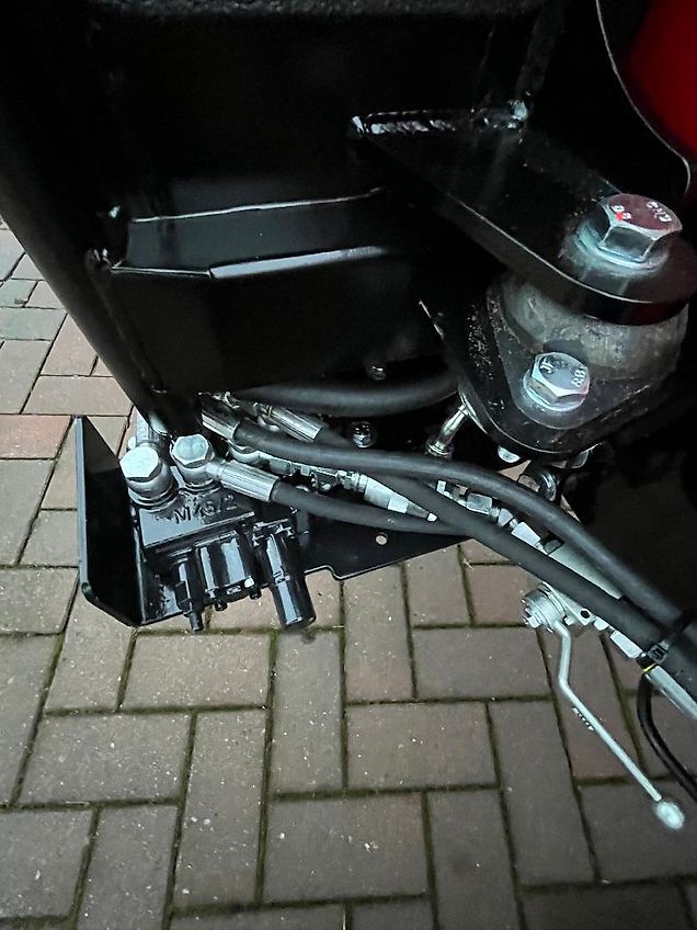 TYM T 255 mit Winterdienstausrüstung (am Lager)