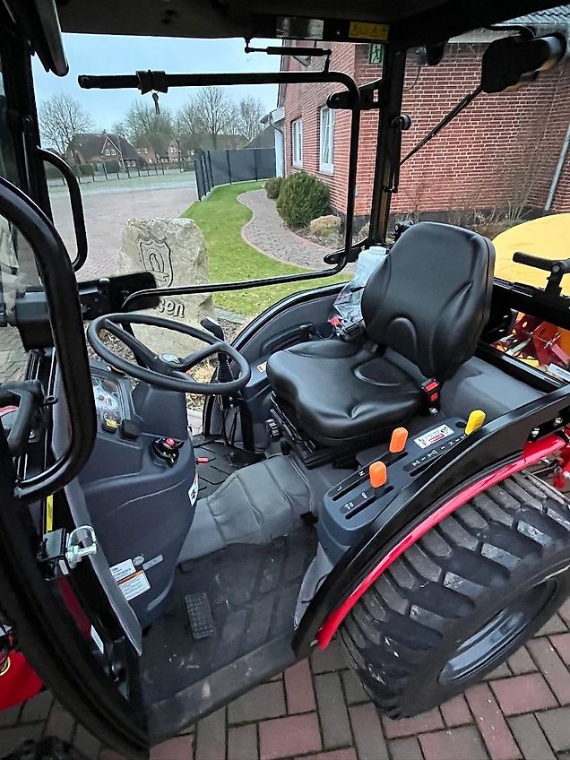 TYM T 255 mit Winterdienstausrüstung (am Lager)