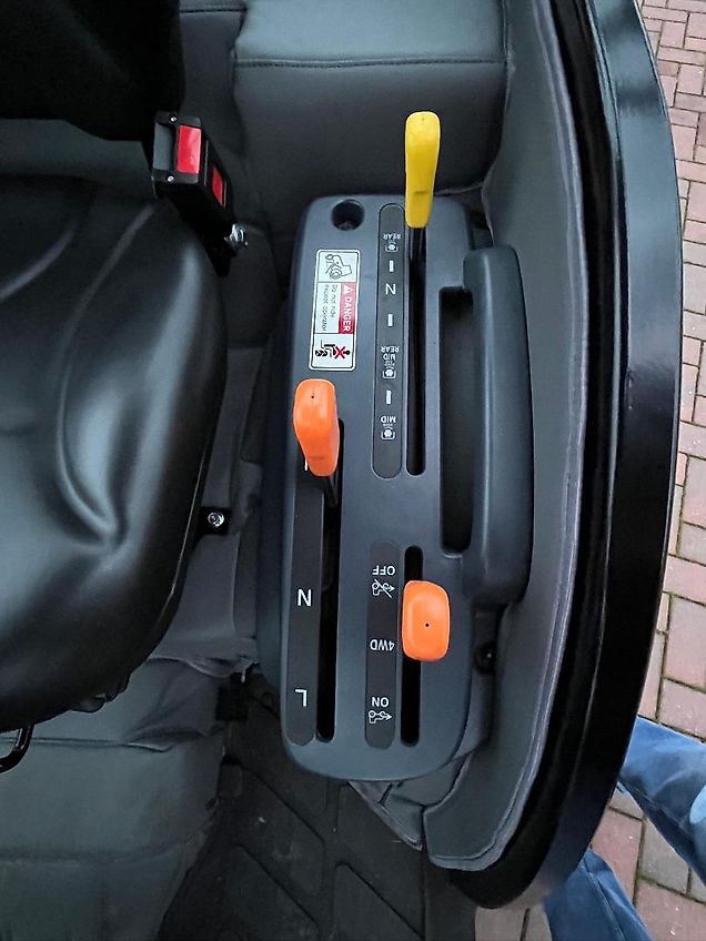 TYM T 255 mit Winterdienstausrüstung (am Lager)