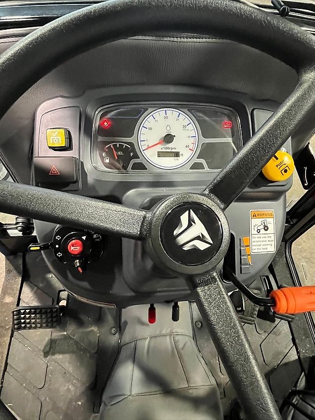 TYM T 255 mit Winterdienstausrüstung (am Lager)