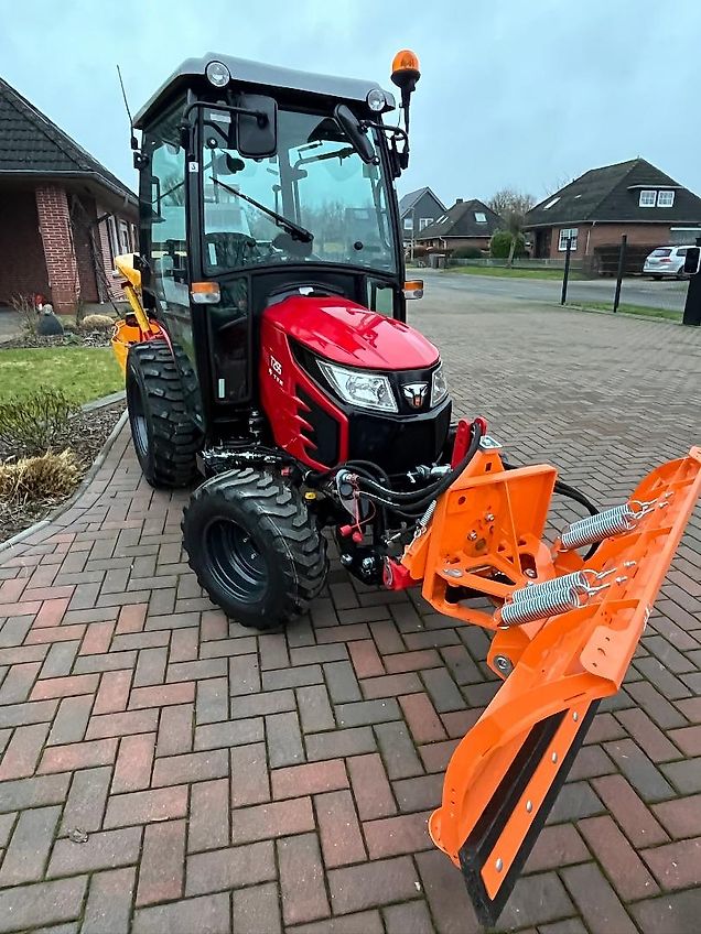 TYM T 255 mit Winterdienstausrüstung (am Lager)