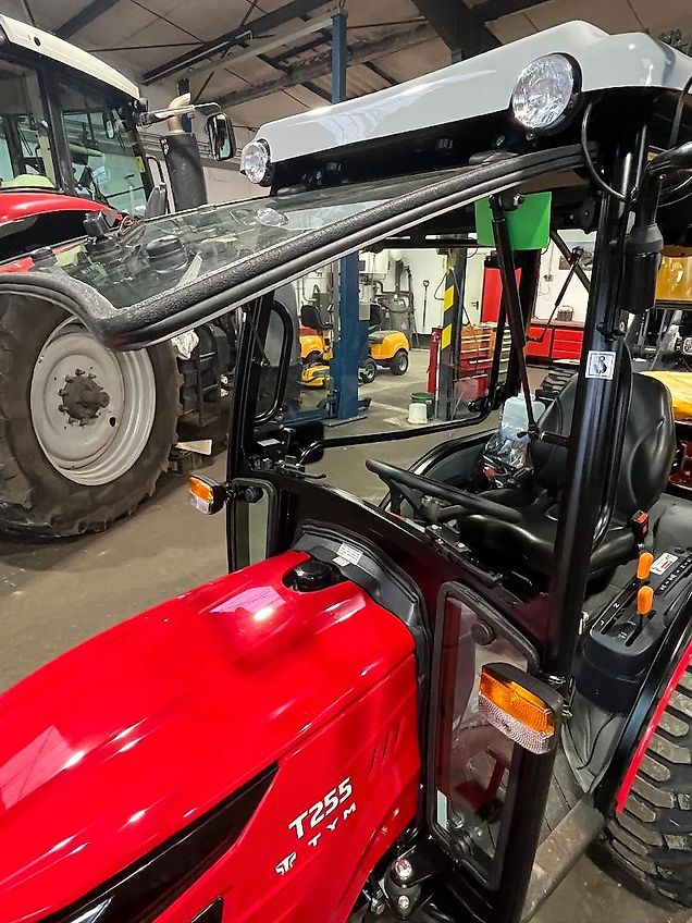 TYM T 255 mit Winterdienstausrüstung (am Lager)