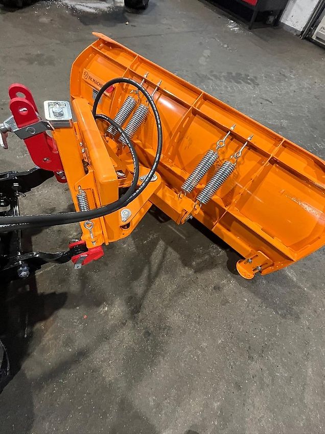 TYM T 255 mit Winterdienstausrüstung (am Lager)