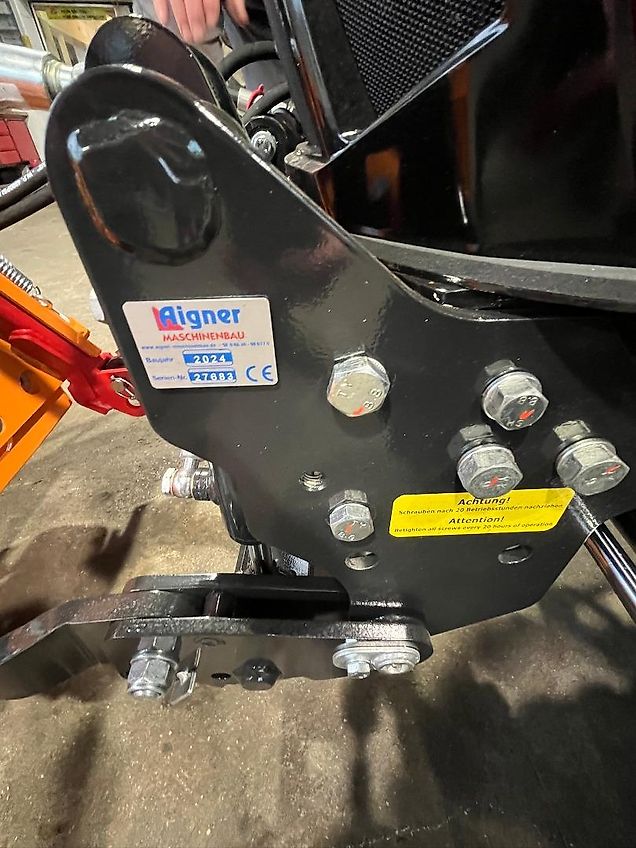 TYM T 255 mit Winterdienstausrüstung (am Lager)