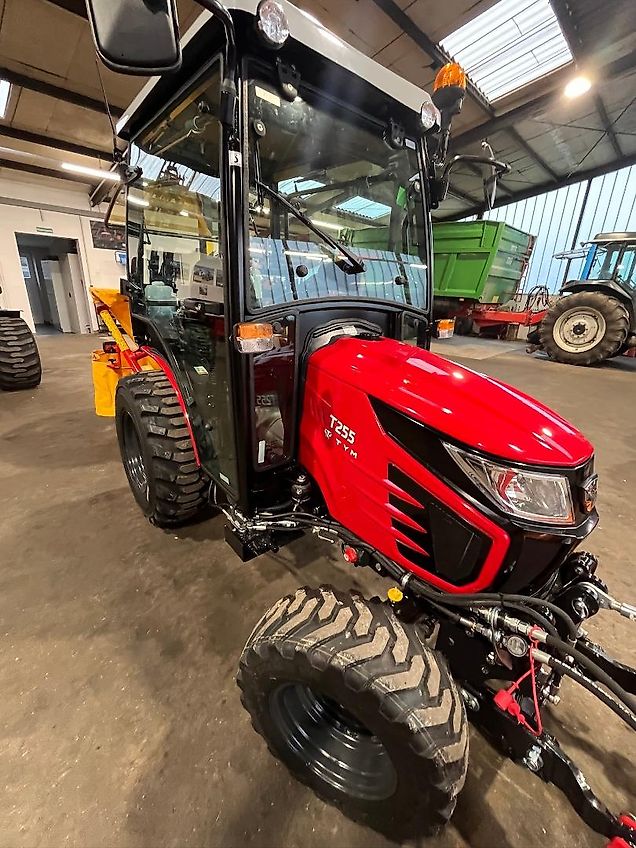 TYM T 255 mit Winterdienstausrüstung (am Lager)