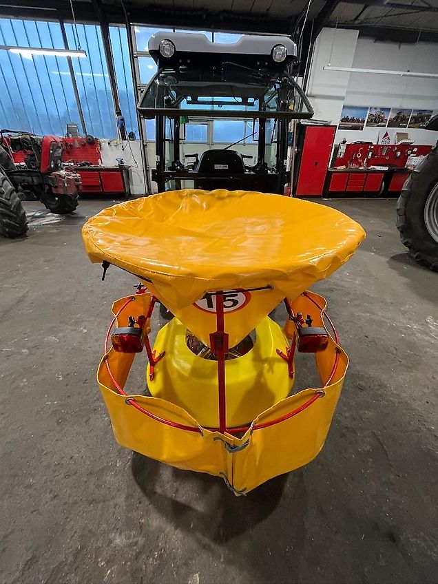 TYM T 255 mit Winterdienstausrüstung (am Lager)