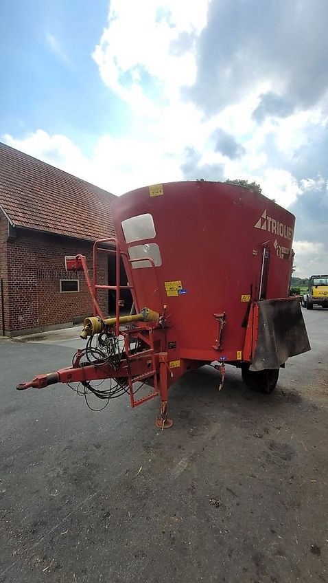 Trioliet Solomix 1 1400ZK Futtermischwagen gezogen, Einschnecken