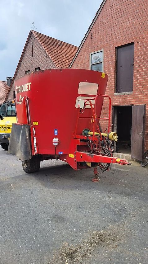 Trioliet Solomix 1 1400ZK Futtermischwagen gezogen, Einschnecken