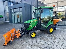 John Deere 1026R + Matev Schneeschild + Salzstreuer
