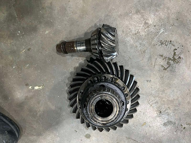 John Deere CROWN WHEEL & PINION AND DIFFERENTIAL (used) - JOHN DEERE SERIES 6R,6M 6030, 6020