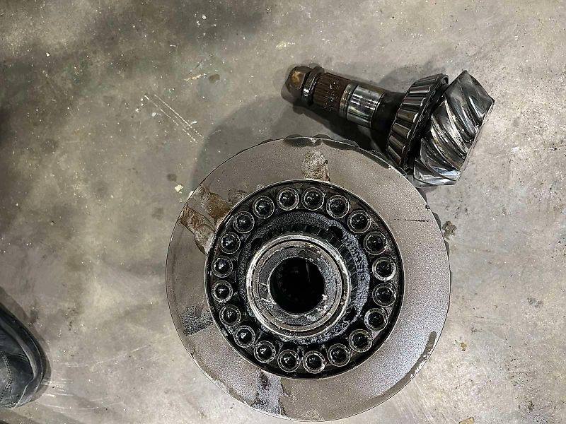 John Deere CROWN WHEEL & PINION AND DIFFERENTIAL (used) - JOHN DEERE SERIES 6R,6M 6030, 6020