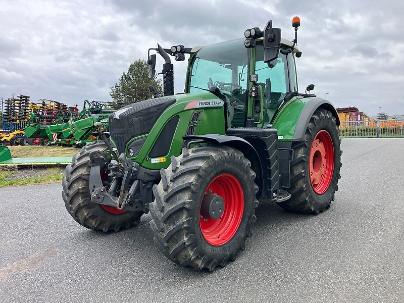 Fendt 724 PowerPlus mit Frontkraftheber