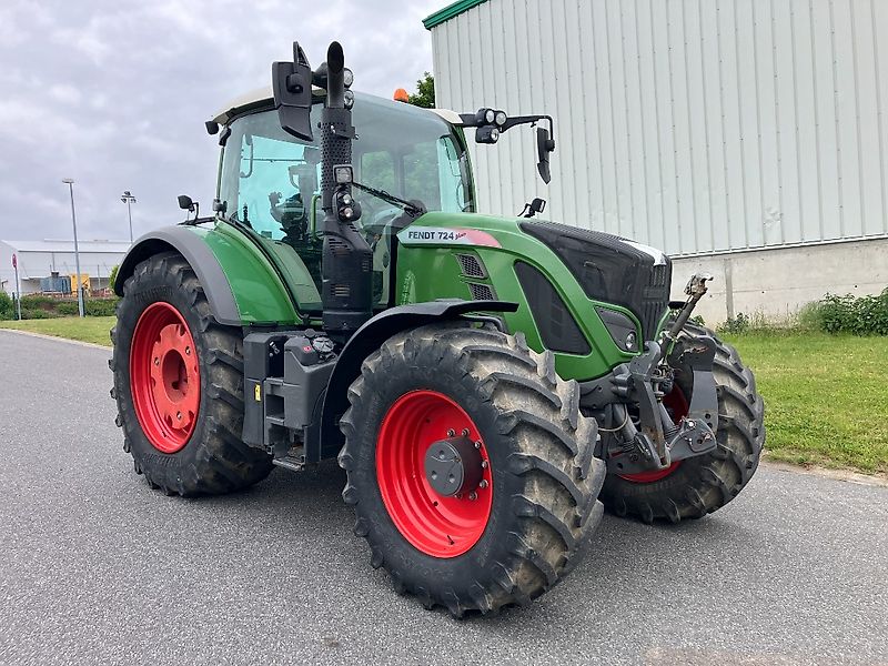 Fendt 724 PowerPlus mit Frontkraftheber