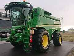 John Deere S670