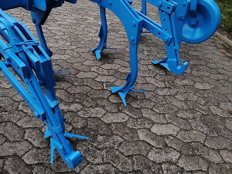 Lemken Topas 300 Lemken Kurzgrubber 2 Balkig mit 9 Stielen Scharabstand 670mm im Balken bei 9Scharen 335mm Doppelherzschare optional Flügelschare mit Hitch&Zapwellenanbaubock 500mm Stützräde rzur Tiefenführung Kein Amazone TL Vorbaugrubber