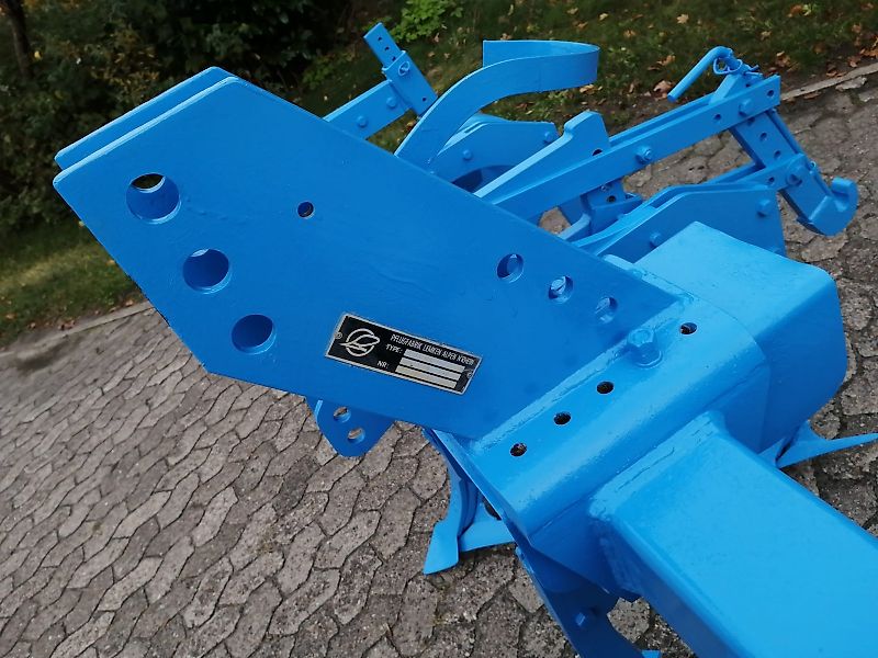 Lemken Topas 300 Lemken Kurzgrubber 2 Balkig mit 9 Stielen Scharabstand 670mm im Balken bei 9Scharen 335mm Doppelherzschare optional Flügelschare mit Hitch&Zapwellenanbaubock 500mm Stützräde rzur Tiefenführung Kein Amazone TL Vorbaugrubber