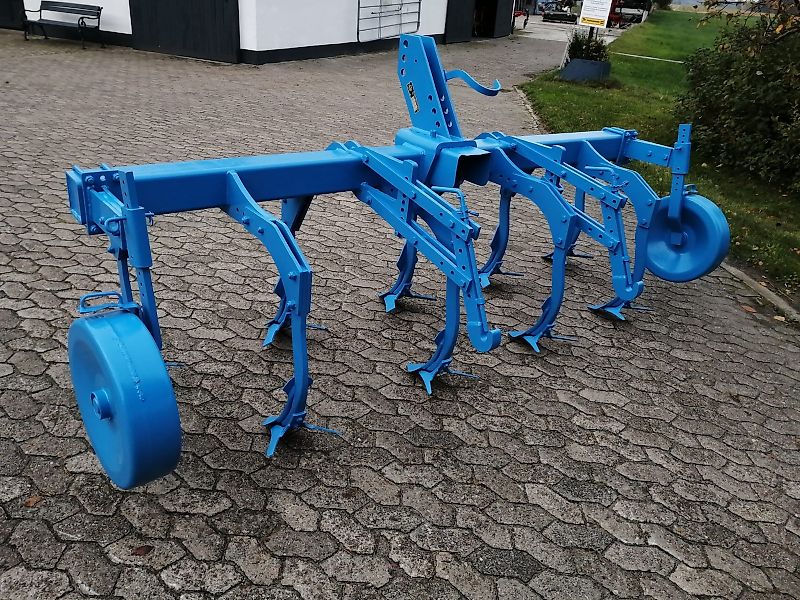 Lemken Topas 300 Lemken Kurzgrubber 2 Balkig mit 9 Stielen Scharabstand 670mm im Balken bei 9Scharen 335mm Doppelherzschare optional Flügelschare mit Hitch&Zapwellenanbaubock 500mm Stützräde rzur Tiefenführung Kein Amazone TL Vorbaugrubber