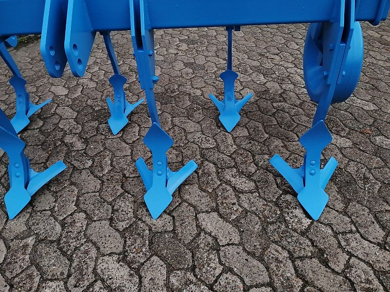 Lemken Topas 300 Lemken Kurzgrubber 2 Balkig mit 9 Stielen Scharabstand 670mm im Balken bei 9Scharen 335mm Doppelherzschare optional Flügelschare mit Hitch&Zapwellenanbaubock 500mm Stützräde rzur Tiefenführung Kein Amazone TL Vorbaugrubber