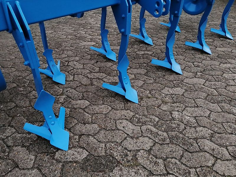 Lemken Topas 300 Lemken Kurzgrubber 2 Balkig mit 9 Stielen Scharabstand 670mm im Balken bei 9Scharen 335mm Doppelherzschare optional Flügelschare mit Hitch&Zapwellenanbaubock 500mm Stützräde rzur Tiefenführung Kein Amazone TL Vorbaugrubber