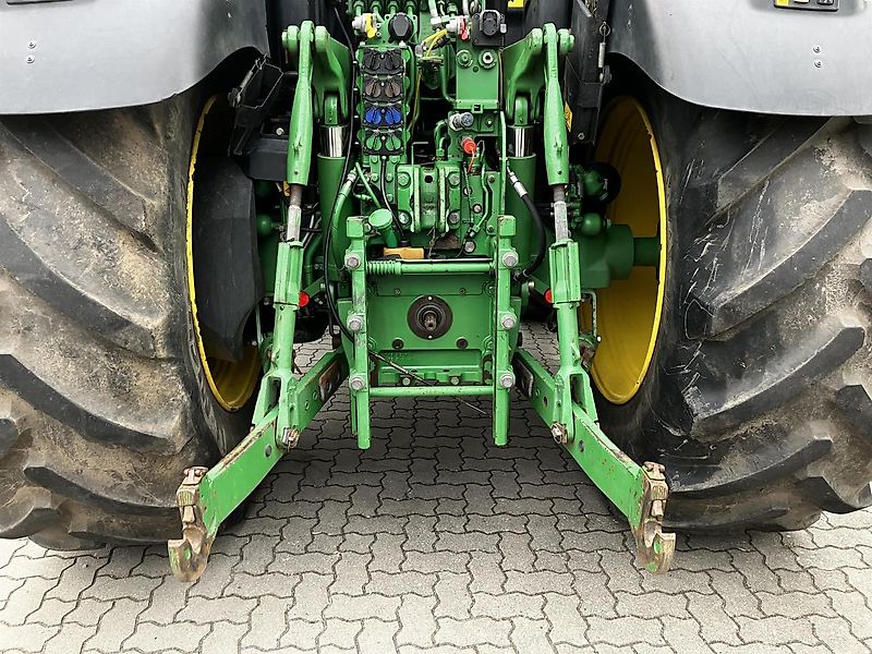 John Deere 6215R