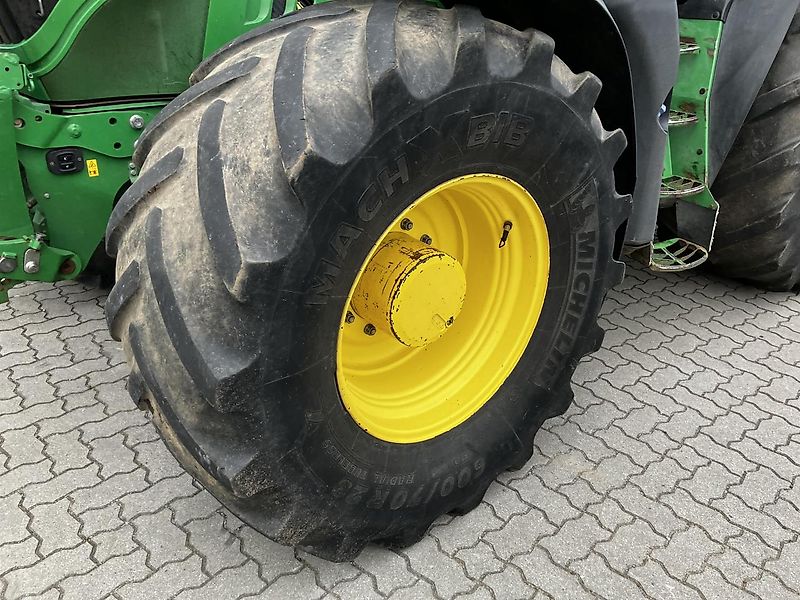 John Deere 6215R