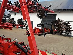 Kongskilde Becker Rollhacke 8 Reihig heute Kongskilde Hydraulische Klappung Rollkultivator mit 75cm Reihenabstand im Vorlauf je Reihe 2 Gefederte Gänsefußschare zur Vorlockerug damit die Hacksterne den Boden besser mischen