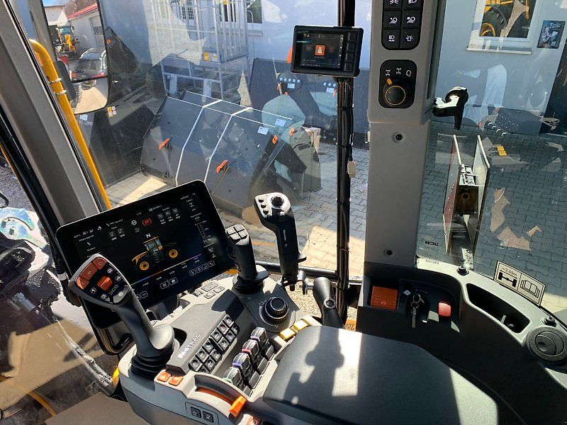 JCB Fastrac 4220 ICON + XCN1050 Lenksystem + Frontlader Q7S