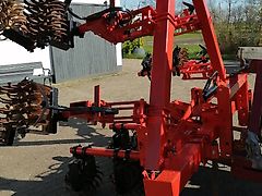 Kongskilde Howard Becker/Kongskilde Rollhacke mit gefederten Gänsfußscharen zur Bodenlockerung 8 reihig hydraulische Klappung bis 600 cm Arbeitsbreite mit Scheibensechen zur exakten Spurführung
