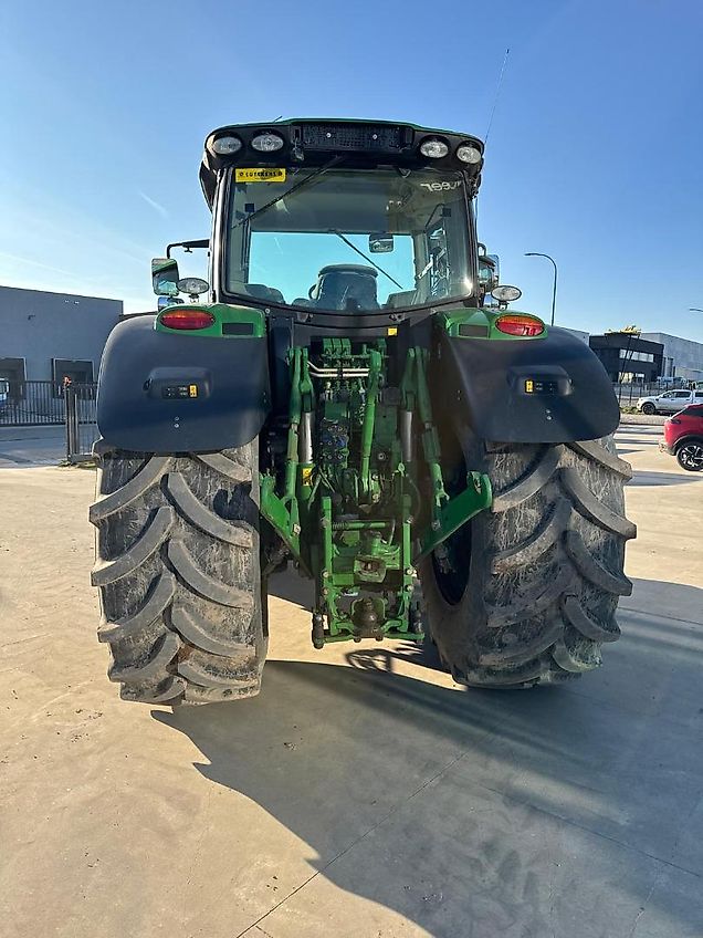 John Deere 6215R