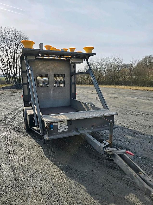 Nissen Absperrtafel VZ 616 FAT Verkehrsleittafel Horizont Verkehrssicherungsanhänger Verkehrsleitanhänger Verkehrsleittafel Verkehrssicherung