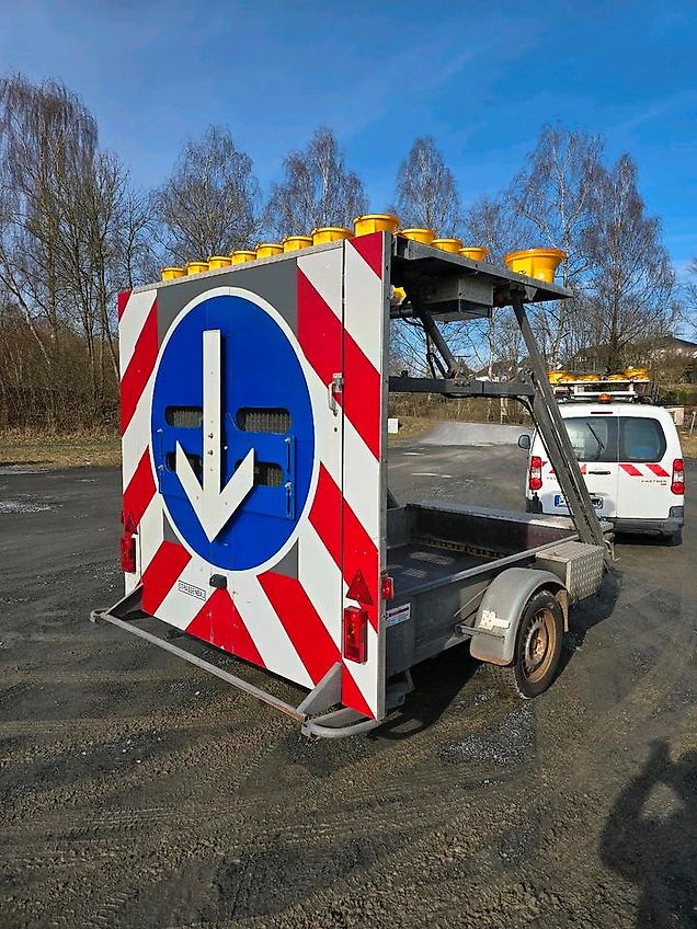 Nissen Absperrtafel VZ 616 FAT Verkehrsleittafel Horizont Verkehrssicherungsanhänger Verkehrsleitanhänger Verkehrsleittafel Verkehrssicherung