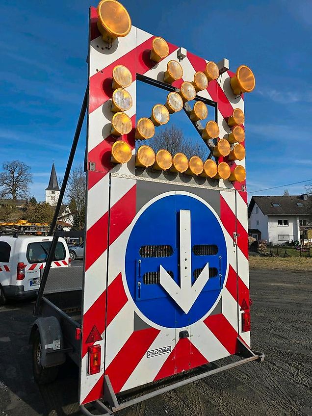 Nissen Absperrtafel VZ 616 FAT Verkehrsleittafel Horizont Verkehrssicherungsanhänger Verkehrsleitanhänger Verkehrsleittafel Verkehrssicherung