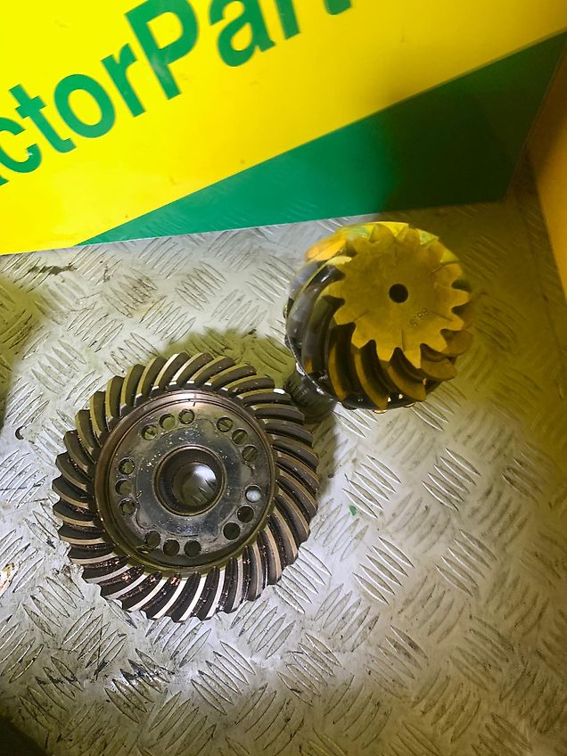 John Deere Pinion and crown (used) - John Deere 3200, 3400, 3800, 3215, 3220, 3415, 3420