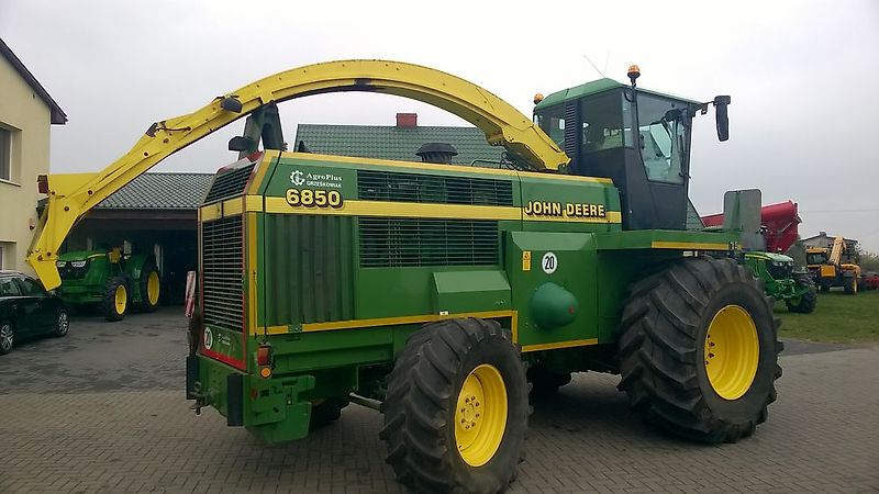 John Deere 6850