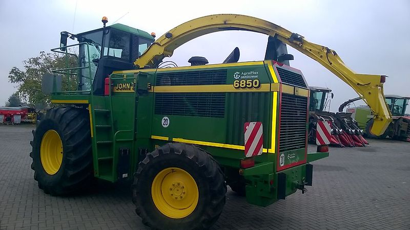 John Deere 6850