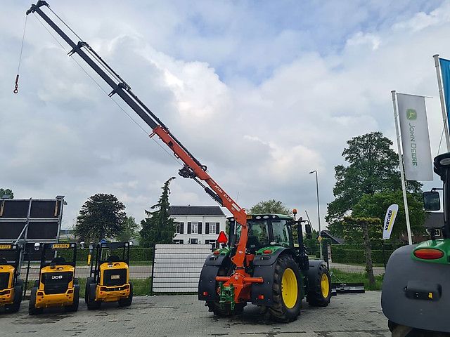 John Deere 6135R met Atlas bomenlaadkraan