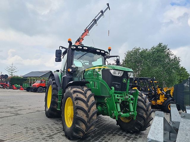 John Deere 6135R met Atlas bomenlaadkraan